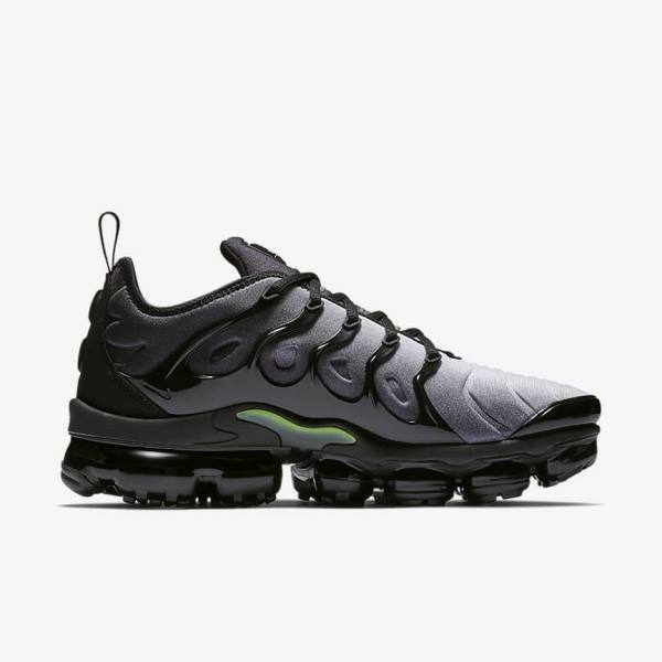 Men's Nike Air VaporMax Plus Sneakers Black / White | NK916LAD