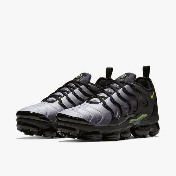 Men's Nike Air VaporMax Plus Sneakers Black / White | NK916LAD