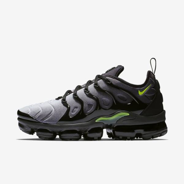 Men\'s Nike Air VaporMax Plus Sneakers Black / White | NK916LAD