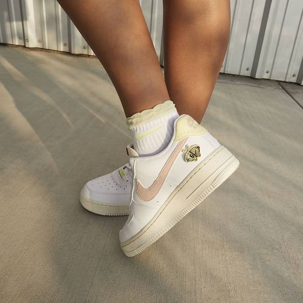 Women's Nike Air Force 1 07 SE Sneakers White / Blue / Pink | NK296TXR