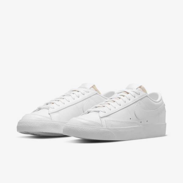 Women's Nike Blazer Low 77 Sneakers White | NK506XZV